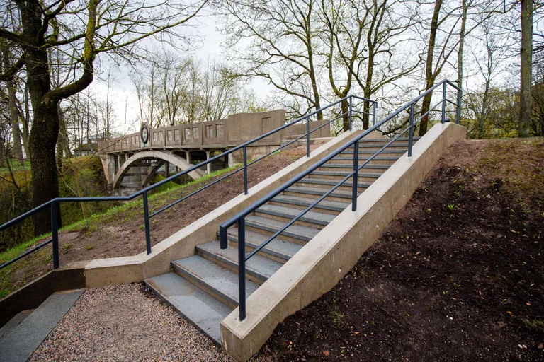 Enam ei pea nõlvast üles ronima, nüüd viib sillale trepp.