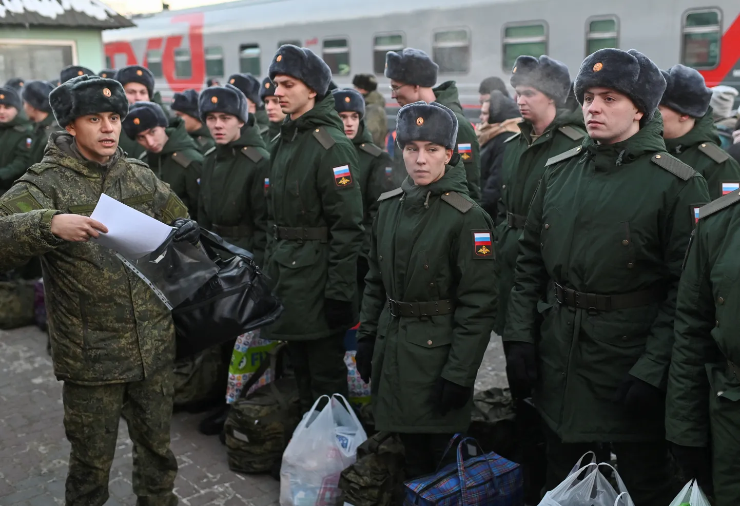 Российские призывники перед посадкой в поезд, отправляющийся в гарнизоны, на железнодорожном вокзале в Омске, Россия, 27 ноября 2022 года.