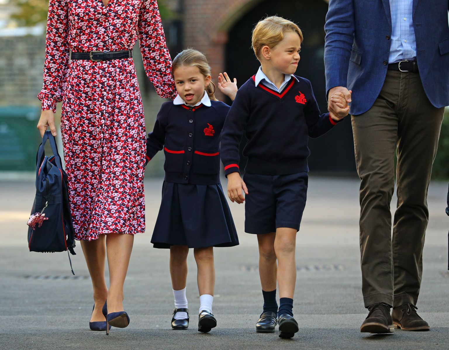 Suurbritannia printsess Charlotte ning prints George ema-isa käekõrval kooli minemas.