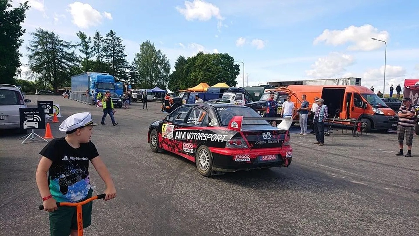 Võistlejad stardivad rallipargist Lepnal esimesele katsele.