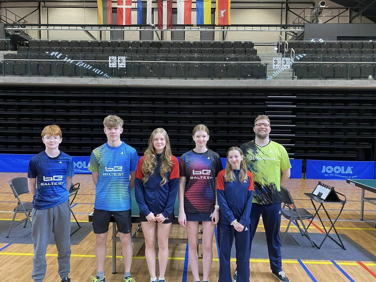 Viljandi spordikooli lauatennisistid käisid Leedus rahvusvahelisel võistlusel ning Henri Türk ja Marii Allev tõid koju hõbemedali. Fotol on Henri Türk (vasakult), Ron-Oskar Ruben, Petra Okas, Elis Türk, Marii Allev ja treener Rivo Saaremäe.