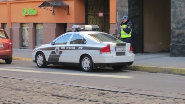 Mārtiņš fiksējis, ka policistu auto pie dzeltenās līnijas stāv bez ieslēgtām bākugunīm 