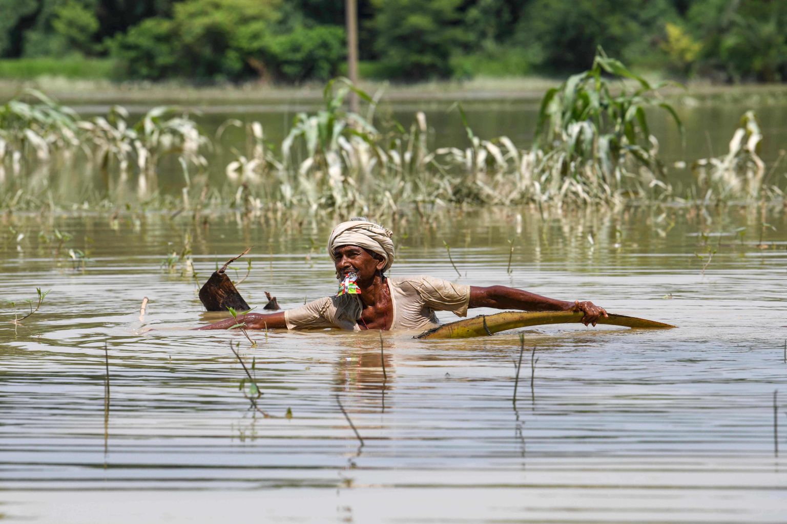 India mees ujumas tulvavetes. Indias on hukkunute hulk jõudnud 120 inimeseni.
