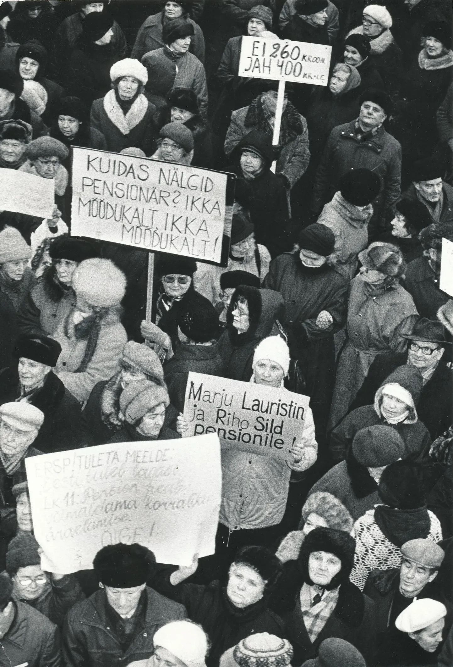 Pensionäride pikett 1993. aasta jaanuaris Toompeal.