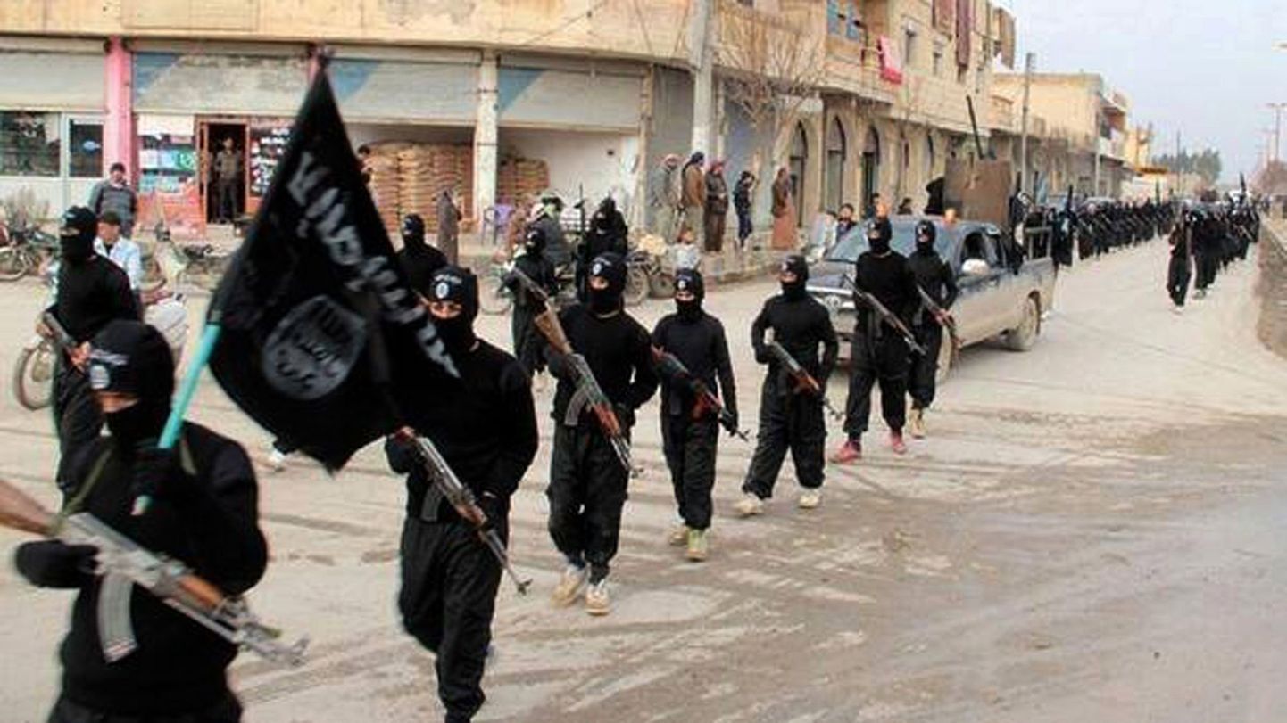 ISi liikmed Raqqas marssimas.