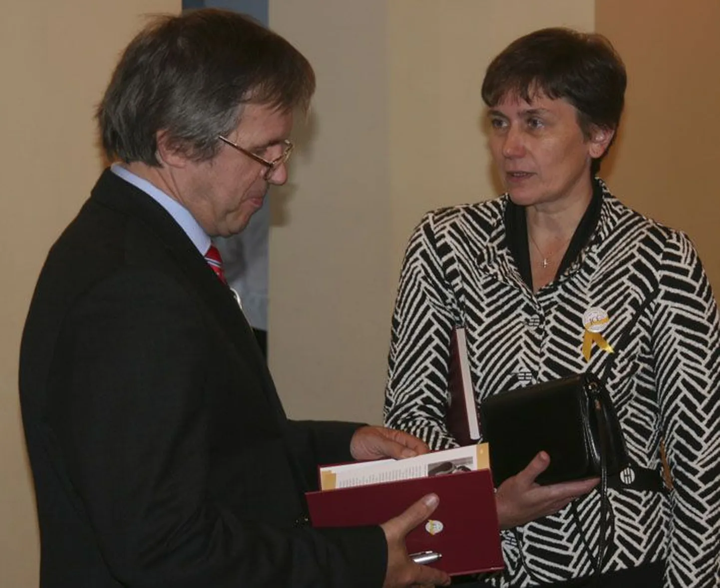 Mullune aasta raamatukoguhoidja ja raamatukogu ajalooraamatu koostaja Aili Höövelsoo koos raamatu kirjastaja Avo Seidelbergiga.