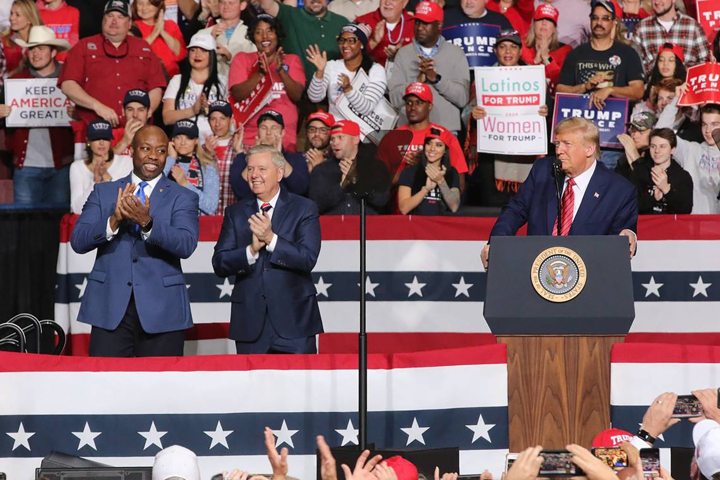 USA Lõuna-Carolina osariigi vabariiklastest senaatorid Tim Scott (vasakul) ja Lindsey Graham osalevad sel 2020. aasta 28. veebruaril tehtud fotol oma osariigis valimisüritusel koos president Donald Trumpiga, päev hiljem peeti osariigis demokraatide presidendikandidaadi eelvalimised.