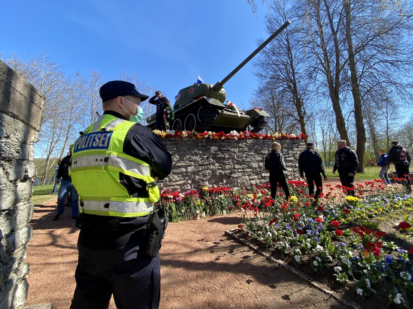 Полиция у памятника в Нарве.