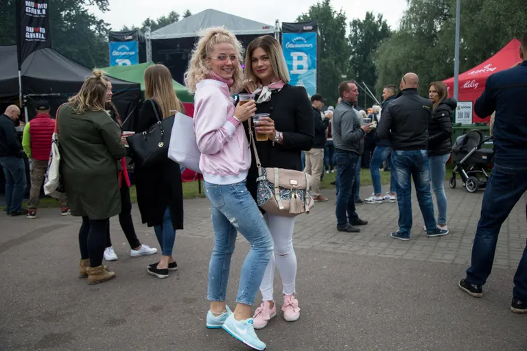 / Toni Läänsalu

Pastelne unelm. Heleroosa bomber koos kõrgekaelusega kampsuniga on hea kombo ühendamaks suvist muretust ja pakkumaks samaaegselt kaitset jaheda ilma eest. Lisapunktid roosade toonidega harmoneeruvate helesiniste tossude ja roosade klaasidega päikeseprillide eest.