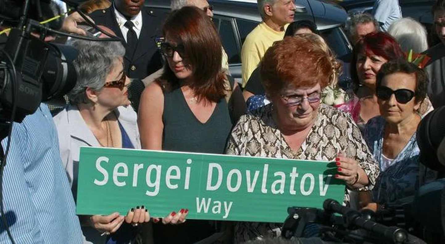 Имя писателя Довлатова торжественно присвоили улице в Нью-Йорке.