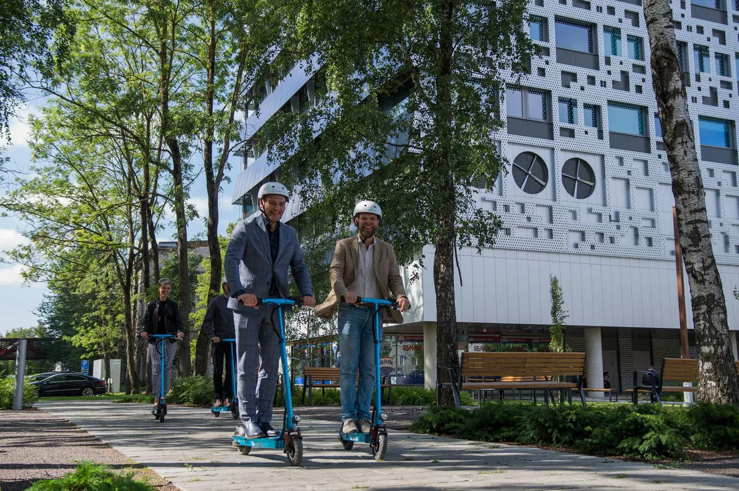 Mainor Ülemiste juhi Margus Nõlvaku ja Technopolis Ülemiste juhi Gert Jostovi proovisõit linnakus uute elektriliste tõukeratastega.