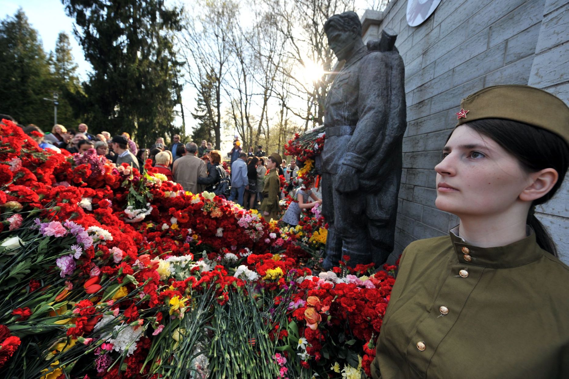 Море цветов у бронзового солдата 9 мая.