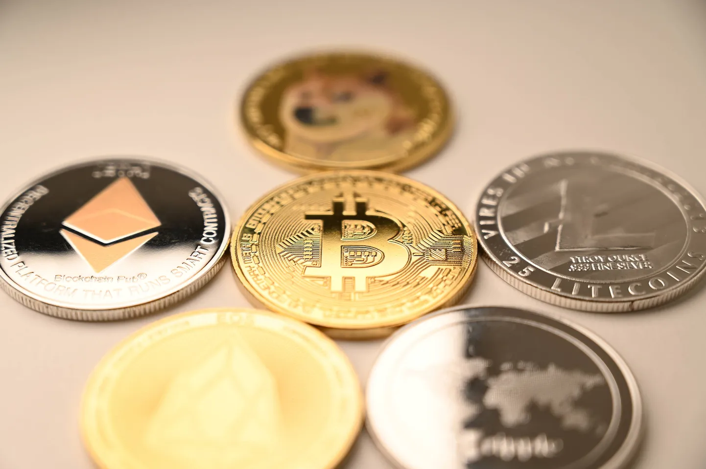 Bitcoin BTC, Ethereum ETH, Litecoin LTC, Ripple XRP, EOS EOS, Dogecoin Doge ja Gold und Silber krüptomündid.