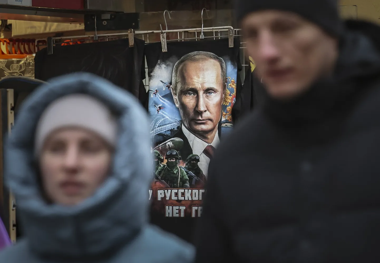 Футболки с Путиным в магазине в центре Москвы