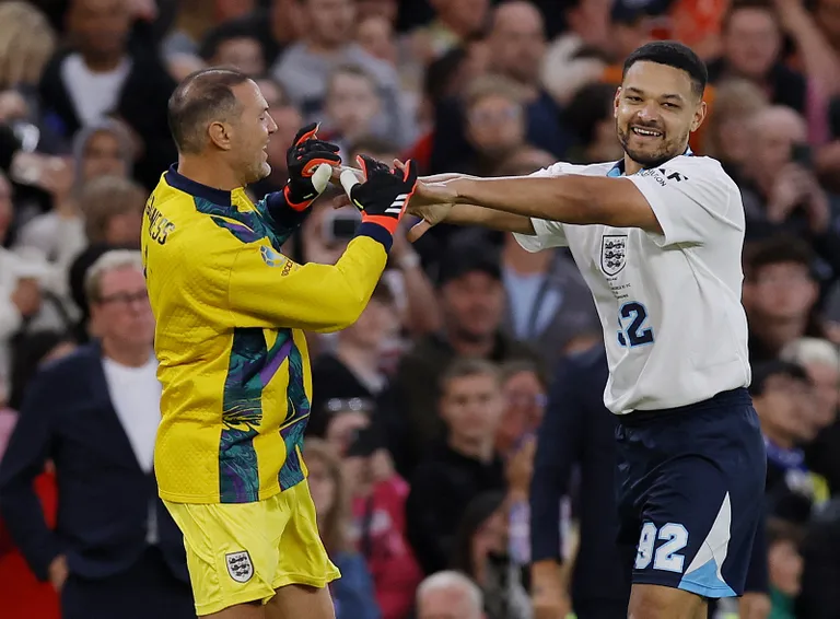 Stīvens Bartlets un komiķis, aktieris Padijs Makginess labdarības futbola spēlē priecājas par savas komandas trešajiem gūtajiem vārtiem. Stemfordbridža, Londona, 2024. gada 9. jūnijs.