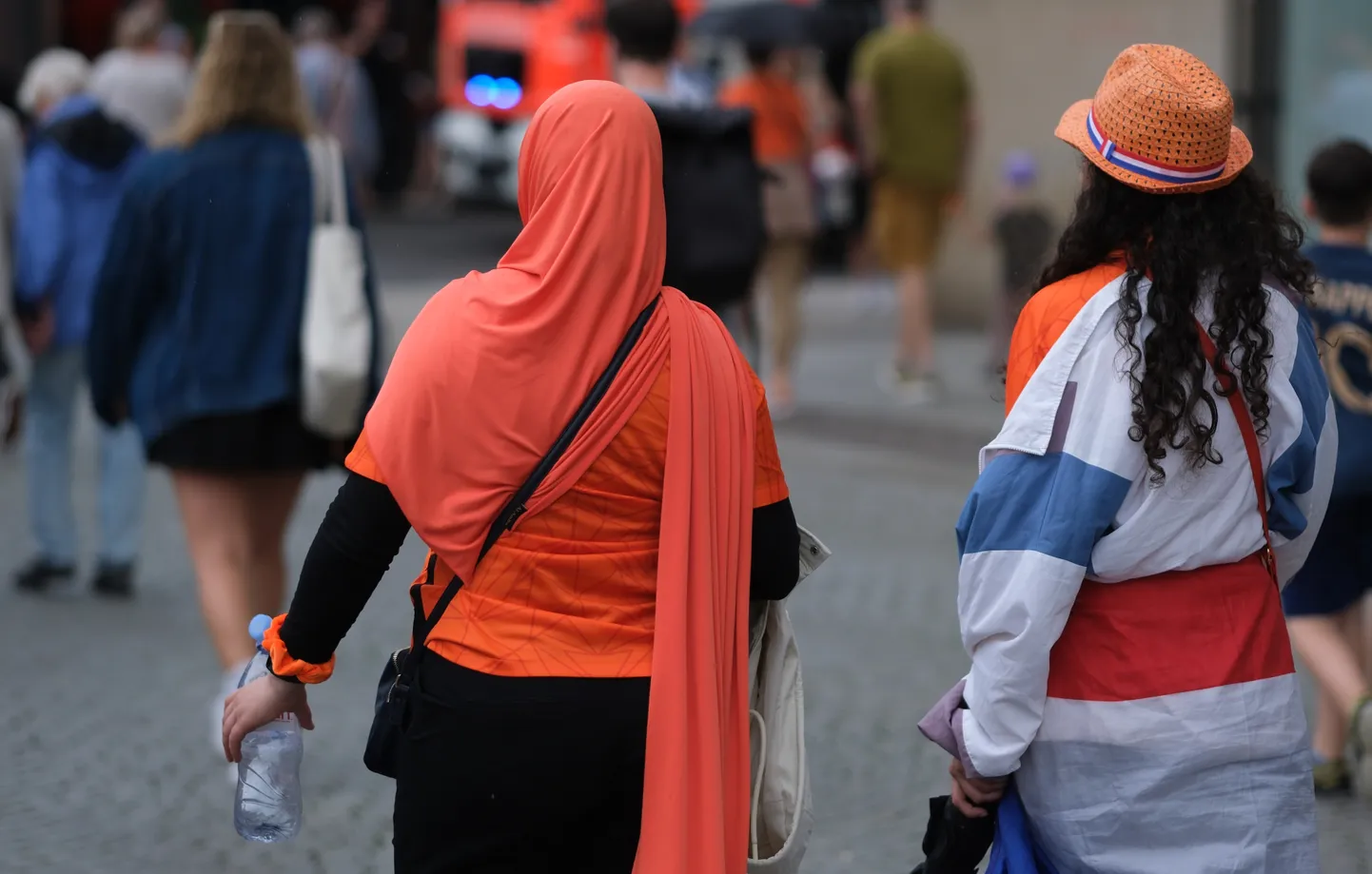 Hidžaabiga jalgpallifänn Hollandis 2024. a juunis.