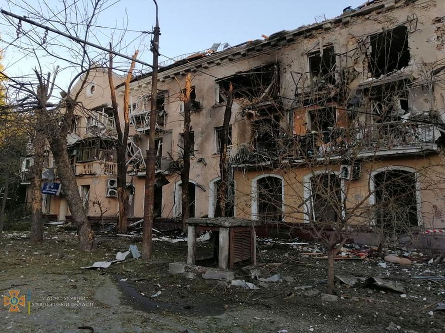 Raketirünnakus kannatada saanud hoone Zaporižžjas.