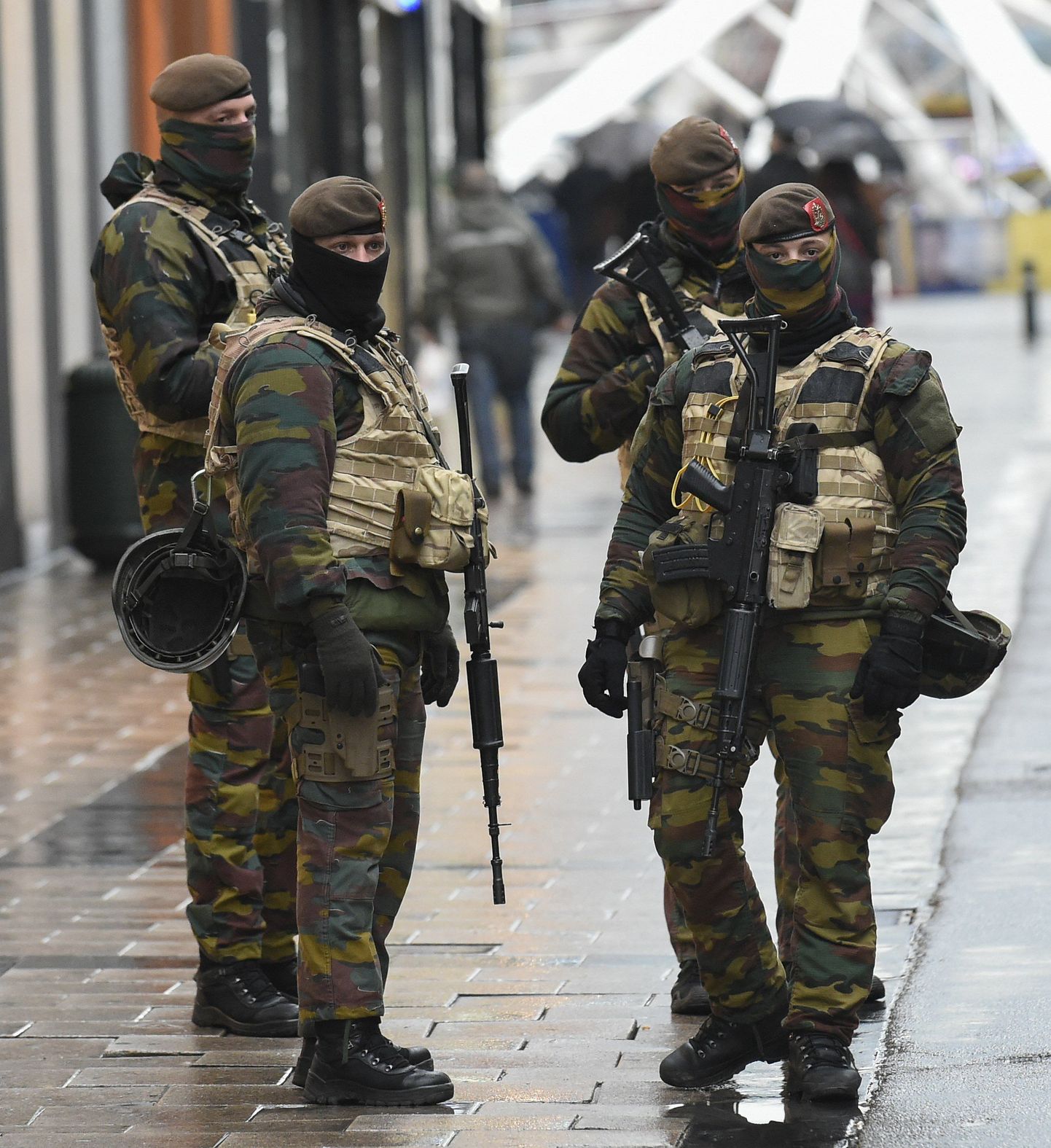 Солдаты патрулируют Брюссель из-за террористической угрозы.