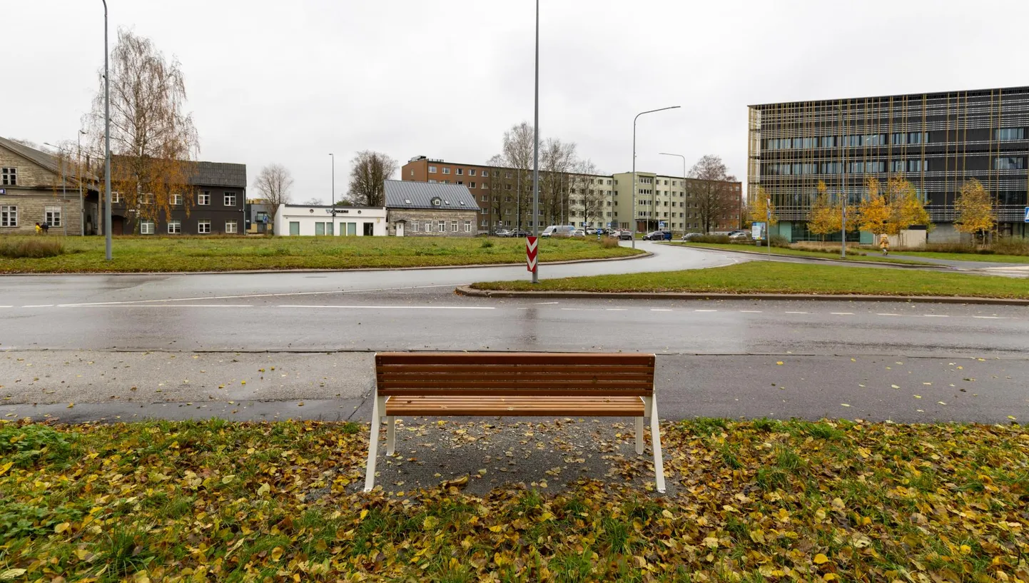 Narva mnt ja Vene tänava ringil saab jalga pu­hata ja autosid vaadelda.