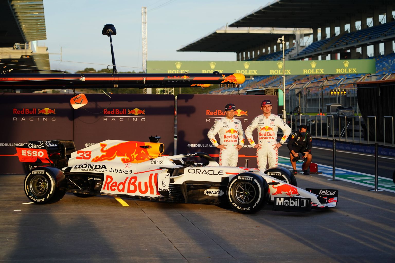 Red Bull komandas piloti Serhio Peress un Makss Verstapens