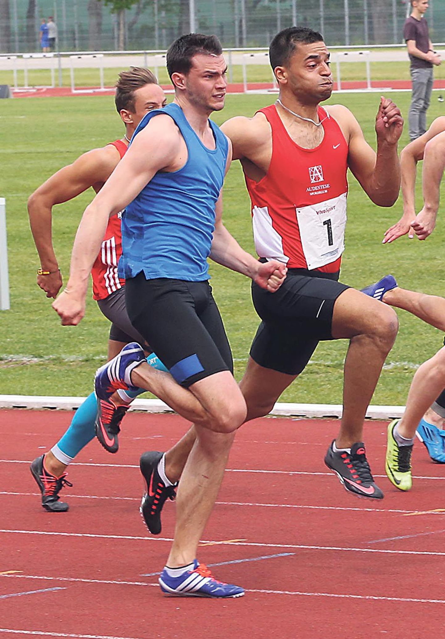 Sprinter Timo Tiismaa (sinises särgis) teenis Tartus ühe esimese ja ühe kolmanda auhinna.