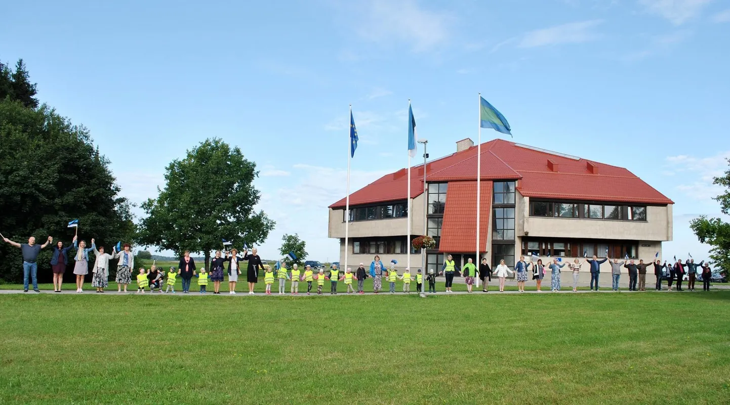 Sümboolne Balti kett Vinni vallavalitsuse ees.
