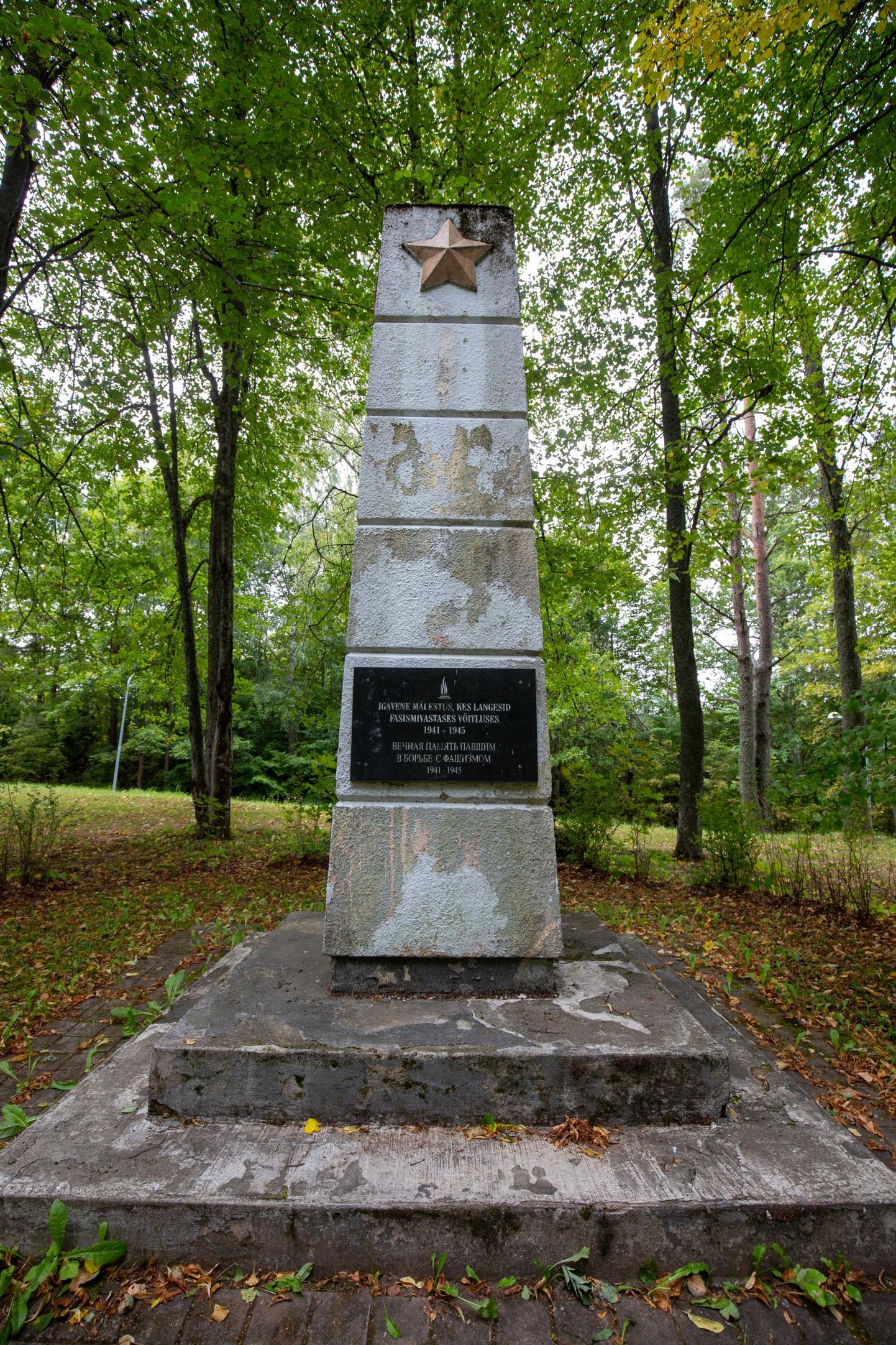 14. septembril seisis Karksi-Nuia mälestusmärk teises maailmasõjas langenud Punaarmee sõduritele kindlalt paigal. Nädal hiljem oli see jäljetult kadunud.