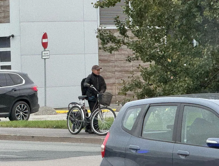 Rattavaras neljapäeval varastatud musta rattaga.