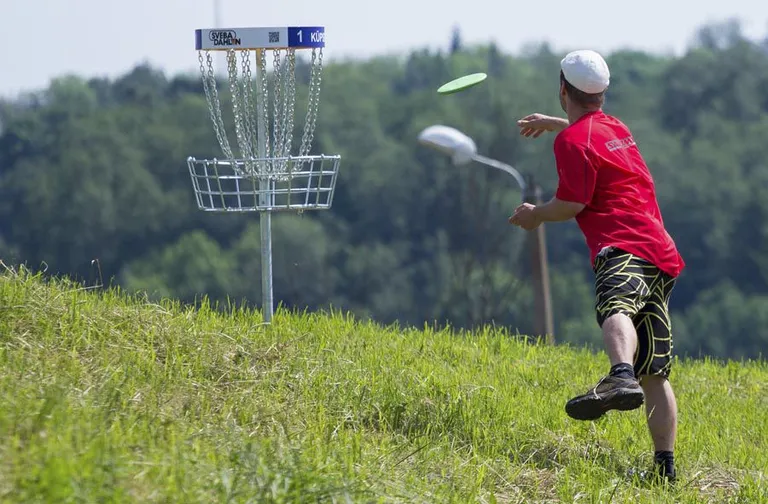 Диск-гольф - новый тренд среди любителей активного образа жизни.