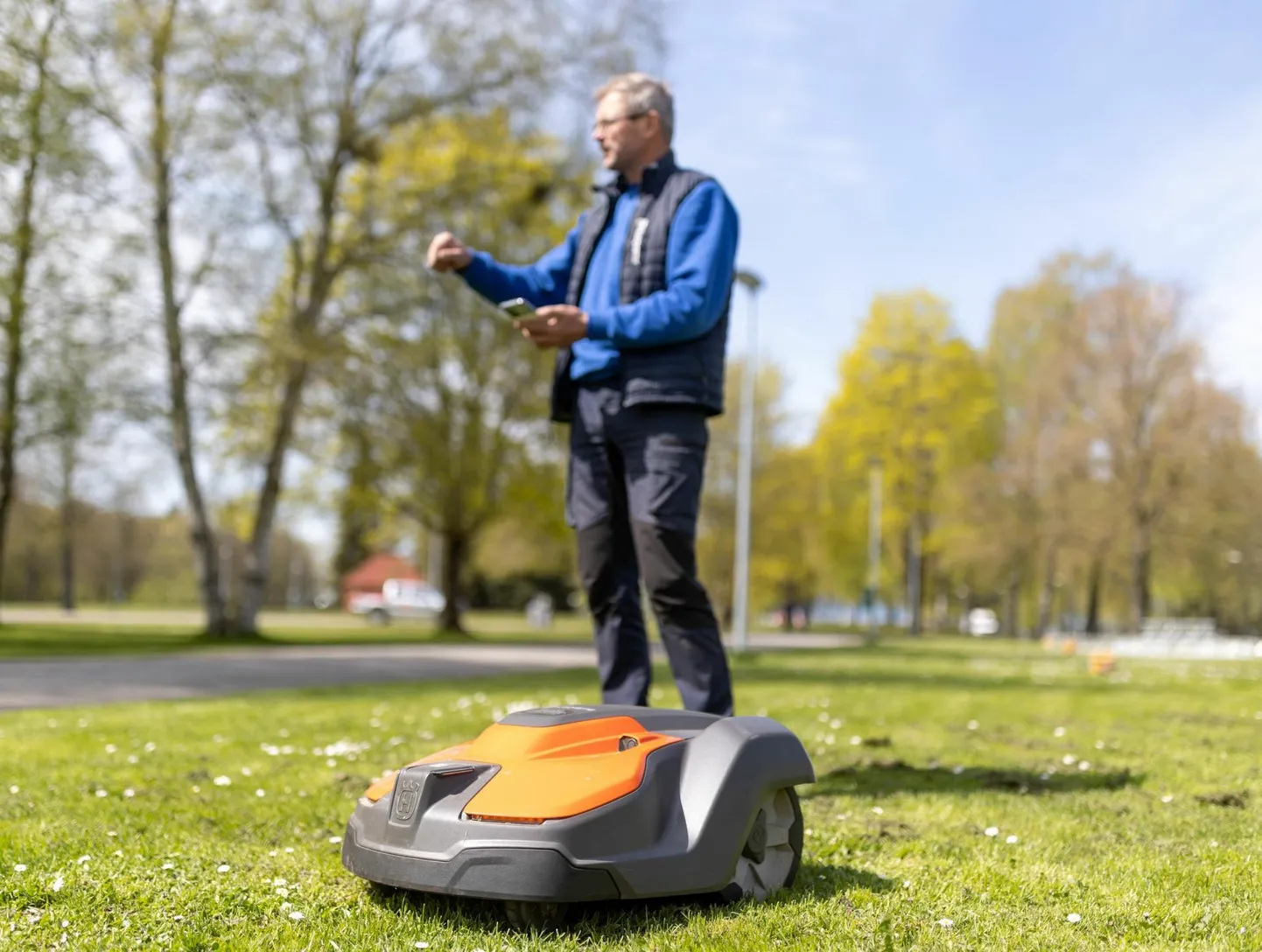 Robotniidukit saab seadistada äpist, edasi tegutseb see täiesti iseseisvalt GPSi järgi.