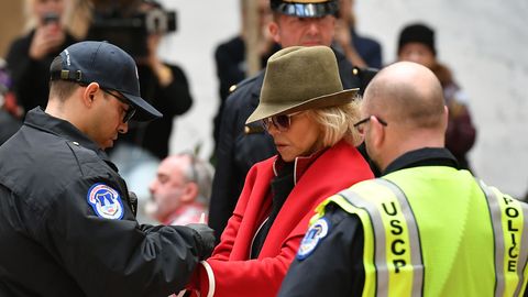 Jane Fonda võeti kliimameeleavaldusel kinni, veetis öö vanglas