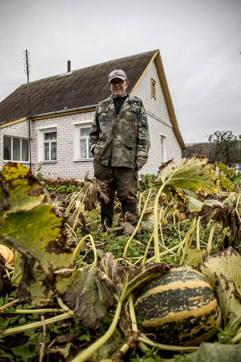 83-aastane Anton on võõraid nähes esialgu umbusklik, kuid kuuldes, et oleme Eestist, läheb ta nägu naerule. «Oo, eestlased! Te olete ju naabrid,» ütleb mees rõõmsalt ja kutsub meid aeda. Anton on oma eluga rahul: «Pensioni saan veidi üle kahe miljoni, äraelamiseks sellest piisab, kui just joodik ei ole.» Mees täpsustab, et uues rahas on tema pension 390 rubla (177 eurot – toim). «Teie, eestlaste jaoks ei ole see summa ilmselt suur. Valgevenes pole kunagi väga palju raha olnud, elame tagasihoidlikult, aga saame hakkama. Batja sõidab küll kogu aeg välismaal ringi, tavaline inimene ei saa seda endale lubada. Aga las ta sõidab, ega mul kahju ole.» Batjaks kutsuvad valgevenelased president Aljaksandr Lukašenkat.
