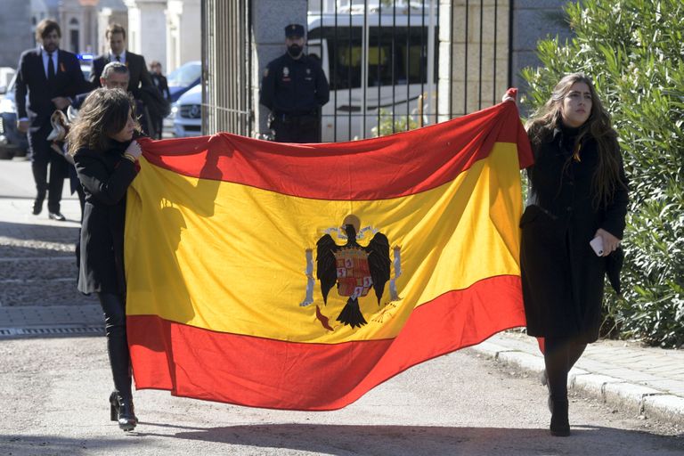 Sugulased kandmas Franco-aegset Hispaania lippu.
