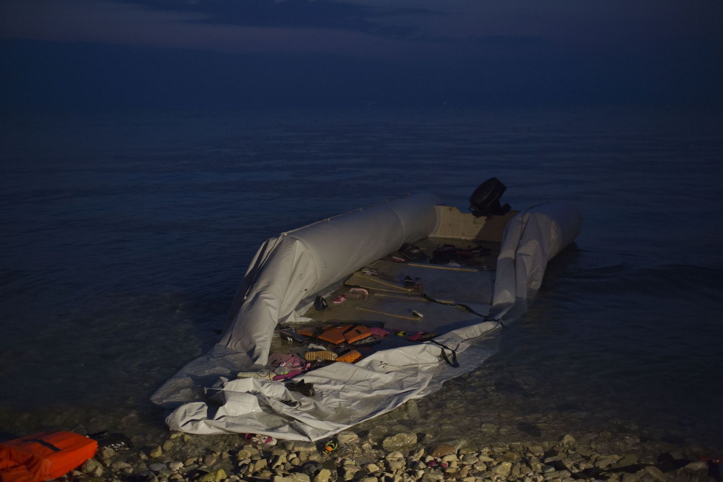 Tühi paat Kreekale kuuluva Lesbose saare kaldal.