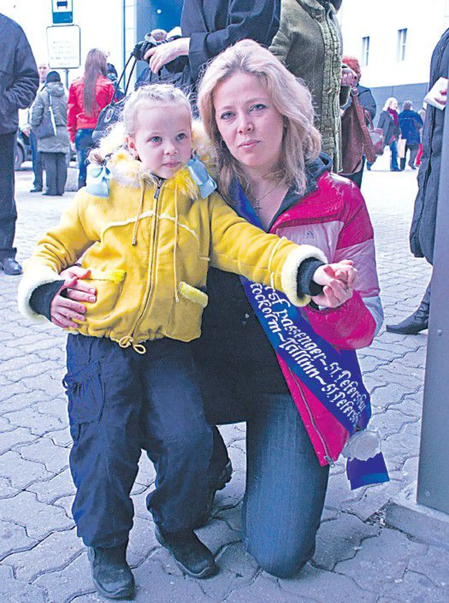Пассажирки парома «Принцесса Анастасия» Анастасия Жаркова (мама) и Виктория Забегаевская (дочь) первыми ступили на эстонскую землю.