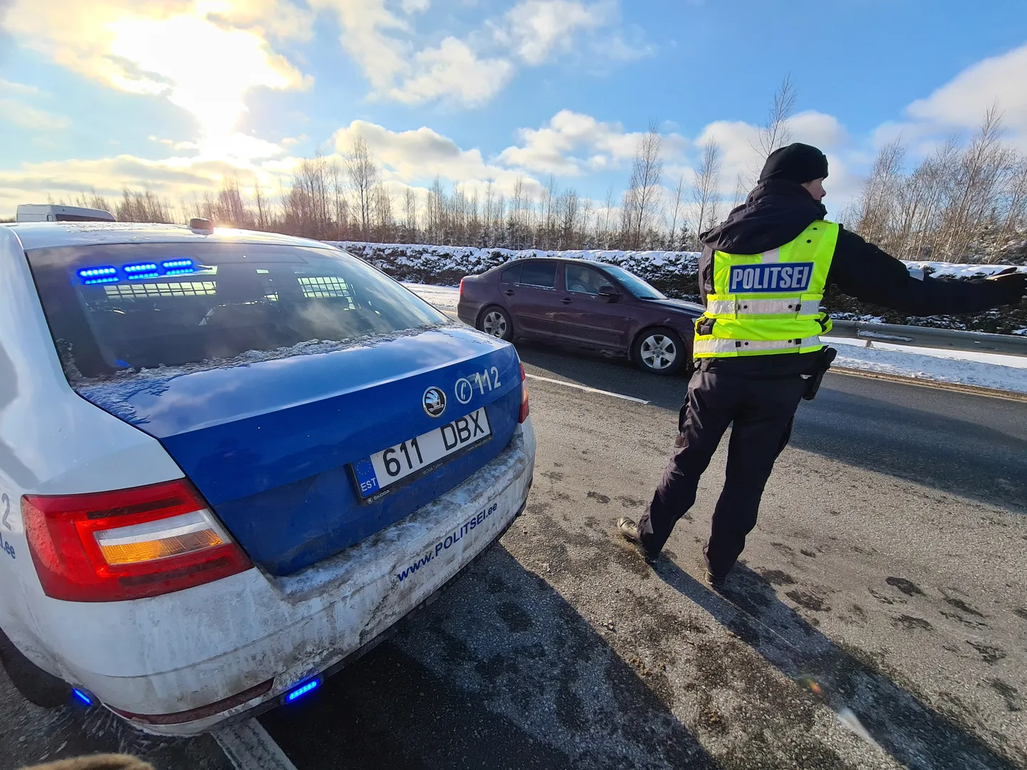 Politsei Tallinna-Tartu maanteel liiklust reguleerimas. Foto on illustreeriv.
