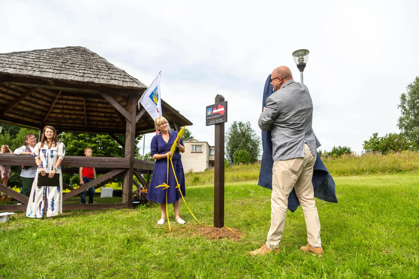 Valkas Pudrumäel avati palveränduritele Jakobitee tähis.