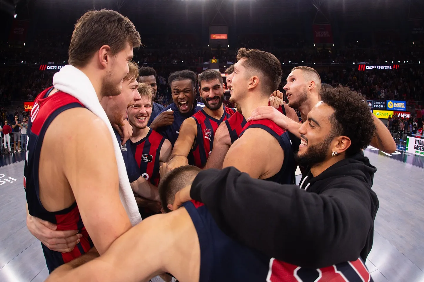 Vitoria Baskonia mehed tähistamas magusat võitu.