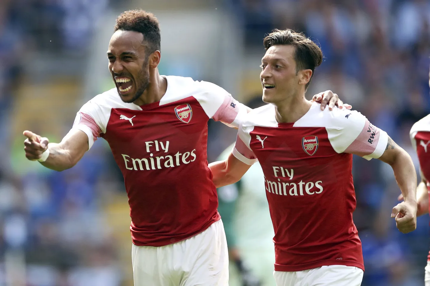 Nalja kui palju, aga kas gaasiga või ilma? Värava üle juubeldavad Pierre-Emerick Aubameyang ja Mesut Özil.