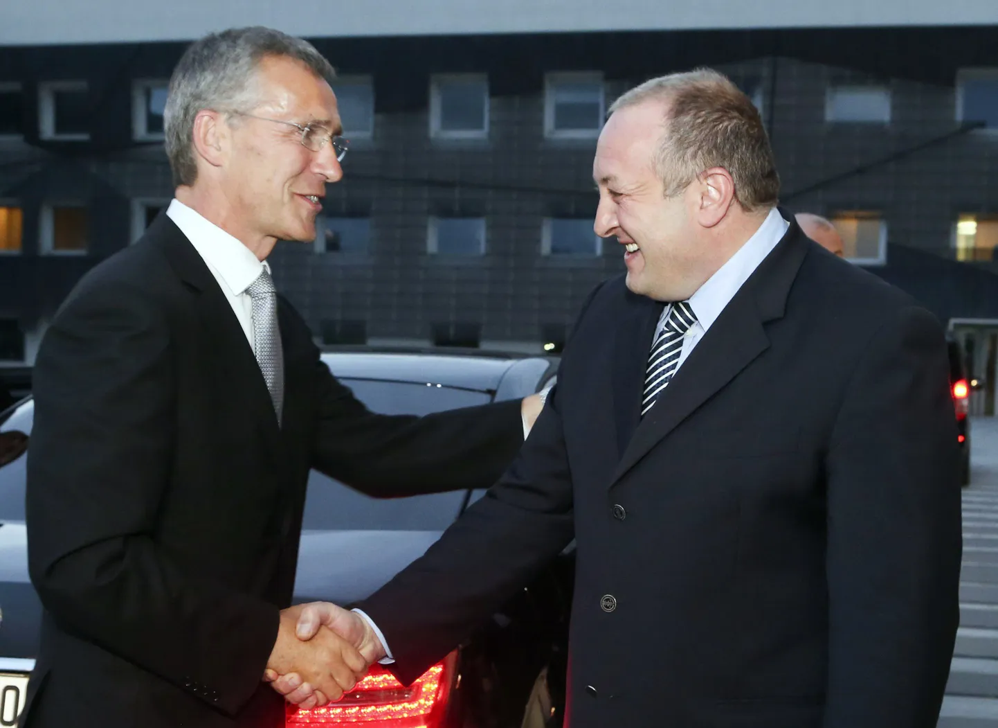 NATO peasekretär Jens Stoltenberg (vasakul) ja Gruusia president Giorgi Margvelašvili (paremal)