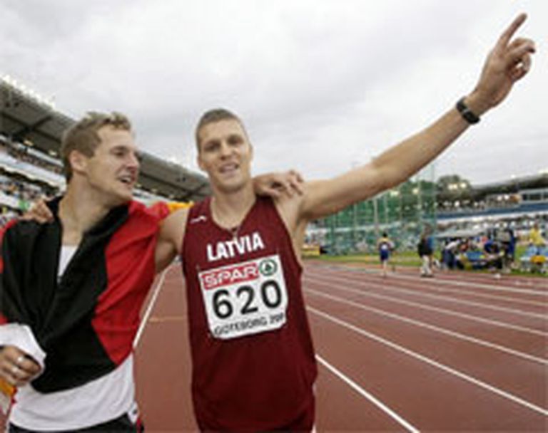 2006. gada 12. augusts, Gēteborgā. Staņislava Olijara uzvaras prieks mirkli pēc finiša. Pa kreisi - otrās vietas ieguvējs vācietis Tomass Blašeks. 