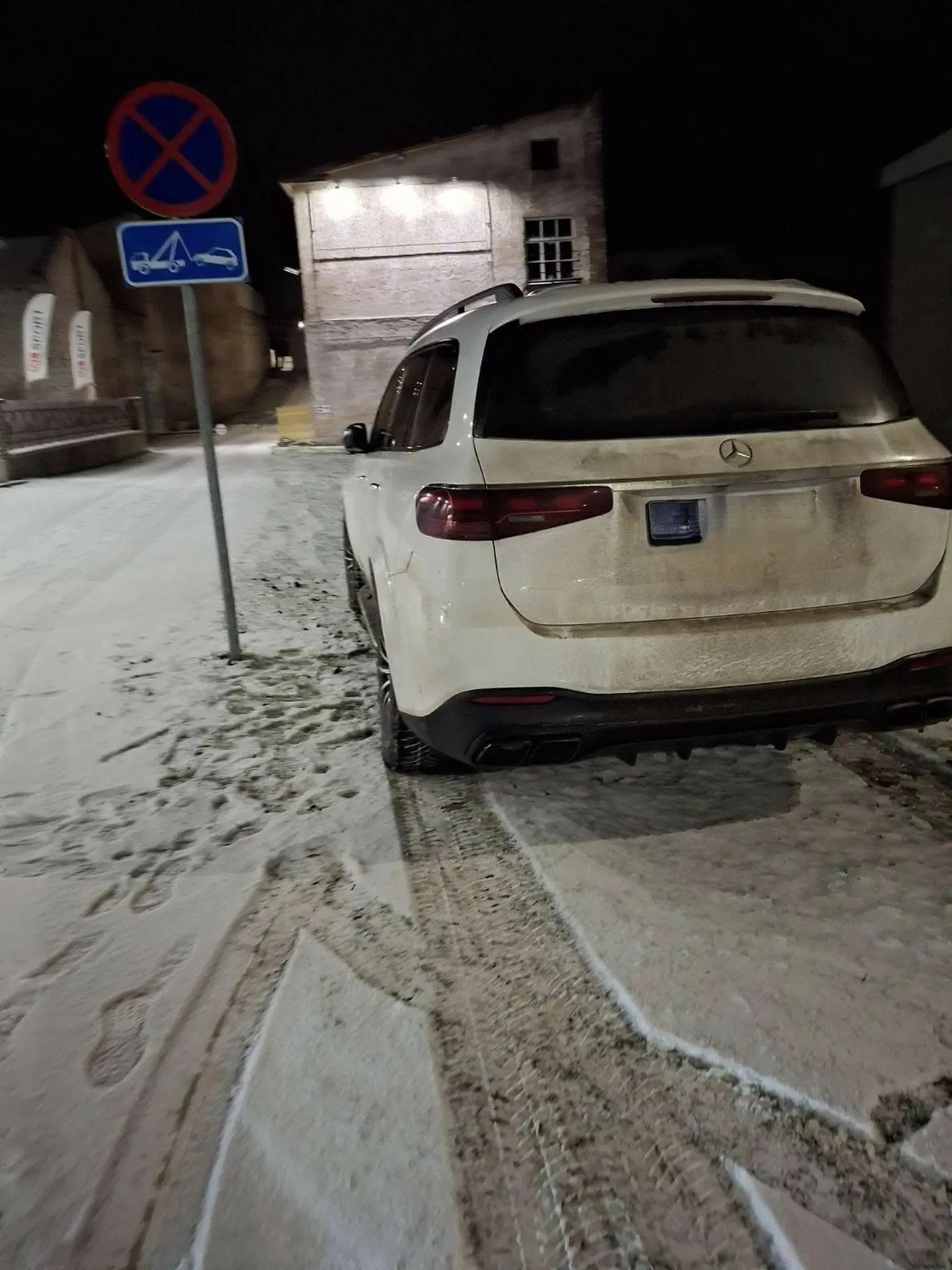 Parkimine keelumärgi kõrvale pole mõnele autojuhile mingi probleem. Kui aga väita, et märk kehtib vaid tänava kohta, siis tekib küsimus, mida teeb auto tänava kõrval murul – tähistatud parklat selles kohas pole.