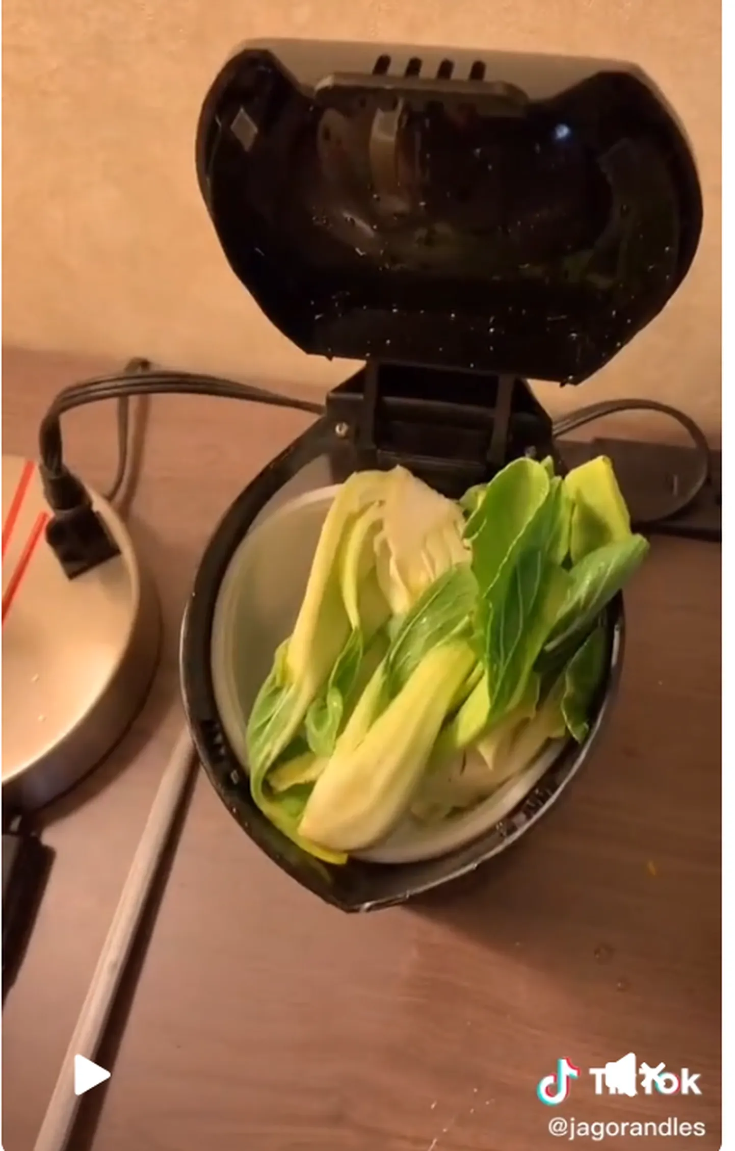 Veekeetjas aurutatud pak choi