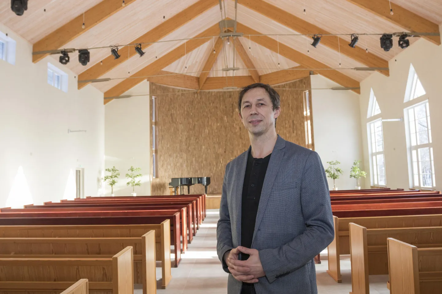 Baptisti koguduse pastor Allan Helde on väga rahul uue kirikusaaliga, mis lubab kogudust täiel rinnal teenida.