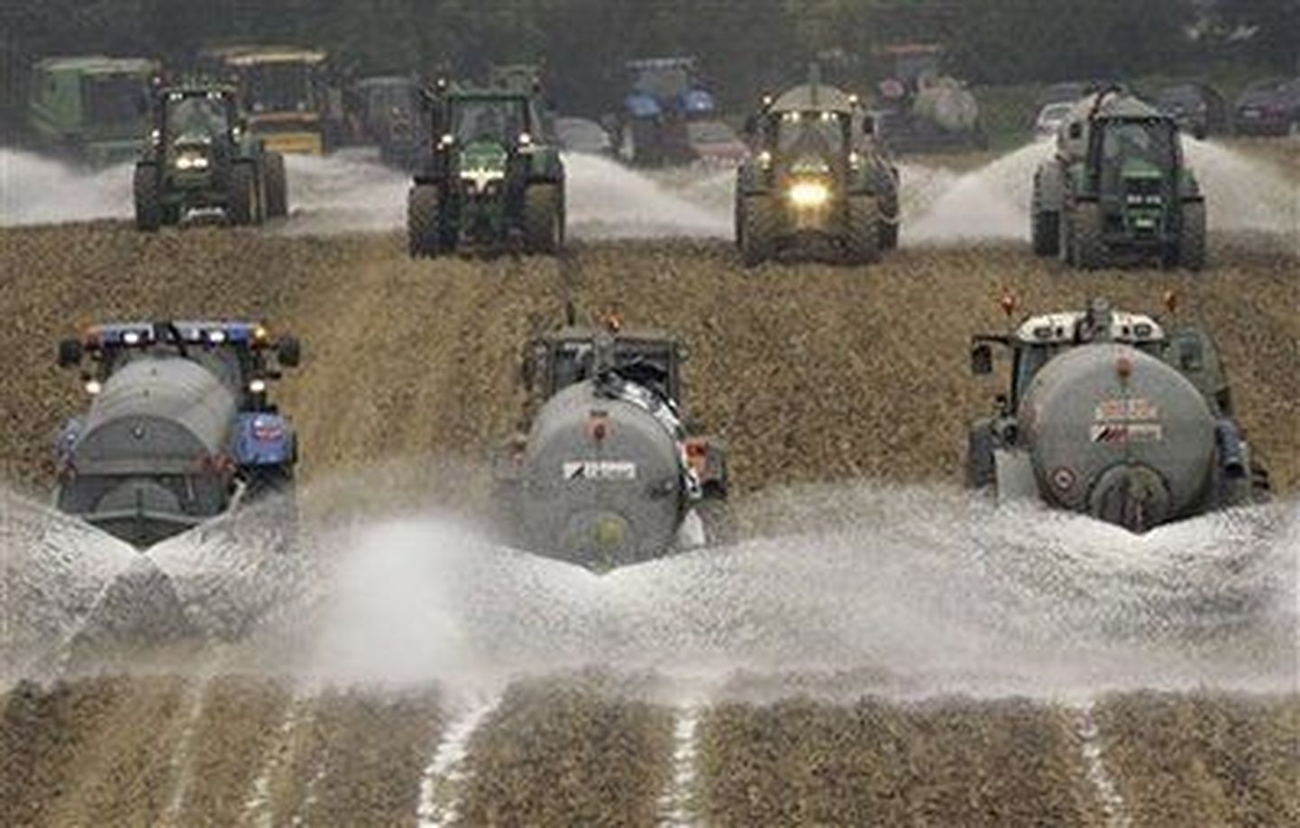 Belgia põllumehed vihaga piima külvamas.