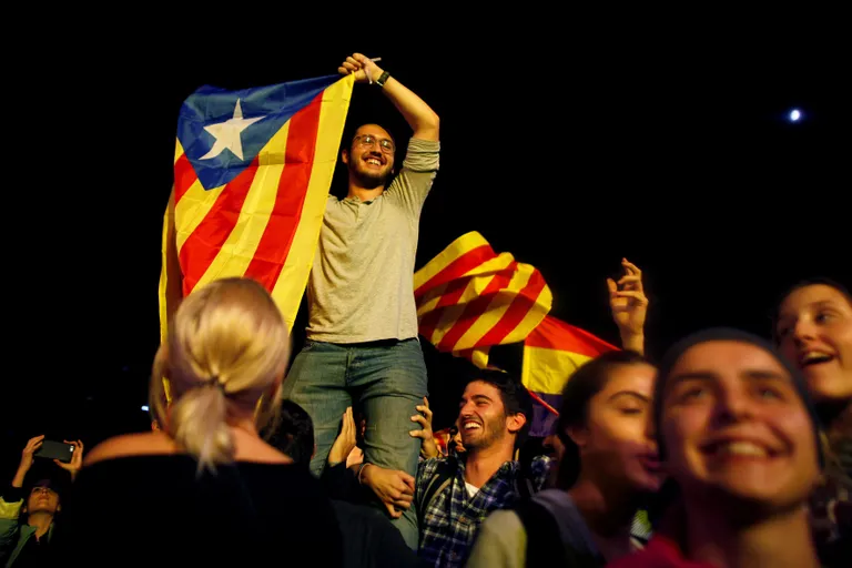 Iseseisvuse pooldajad Barcelonas Kataloonia väljakul.