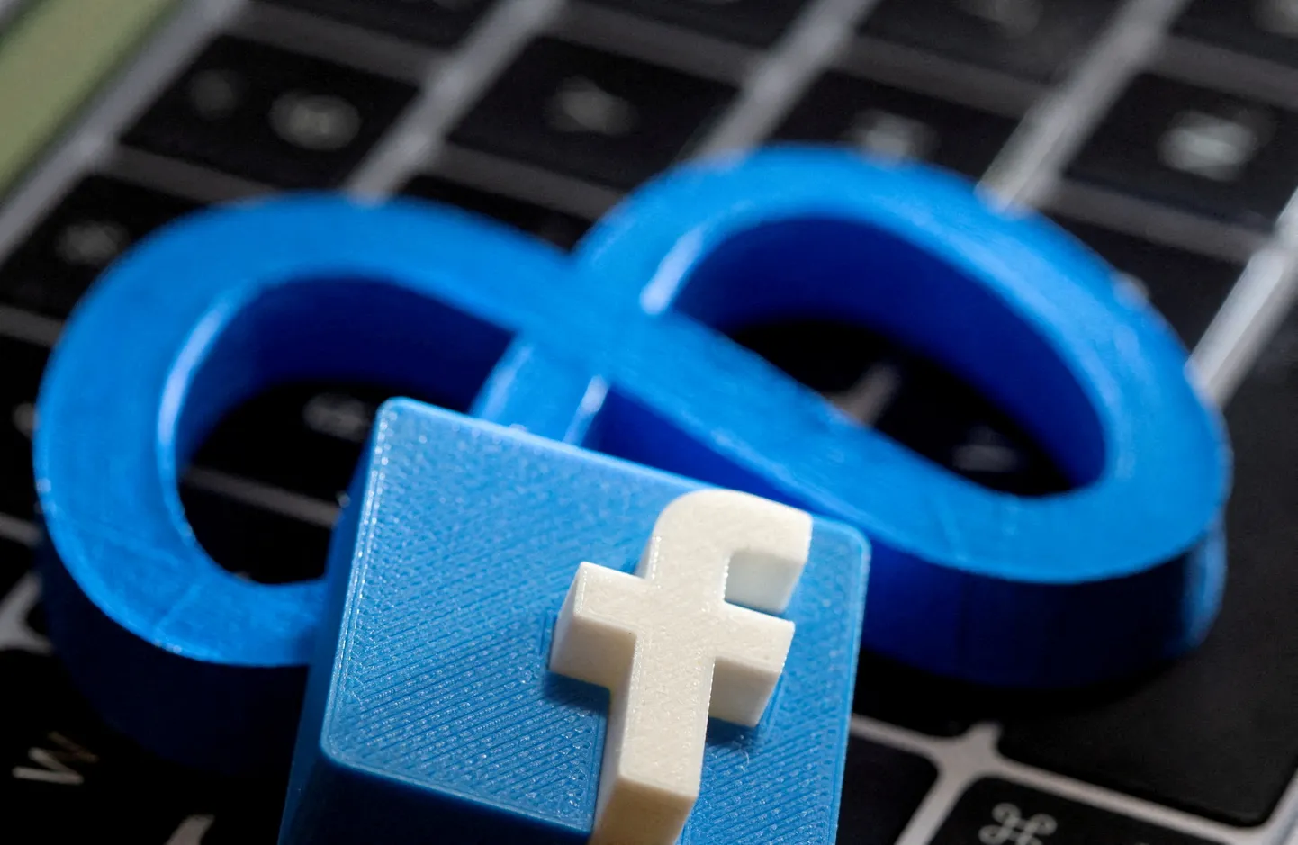 "Meta" un "Facebook" logo. Ilustratīvs attēls.
