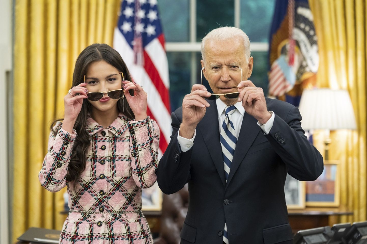 Lauljanna Olivia Rodrigo (vasakul) ja USA president Joe Biden (paremal).
