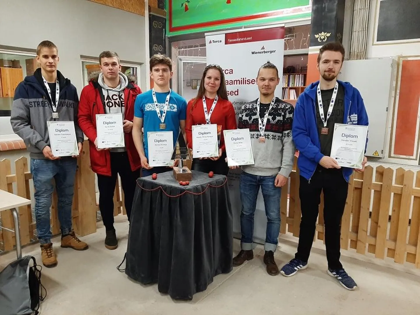 Jõulukellu 2019 võitjad Anete Eliise Kangur ja Kermo Kivioja (keskel).