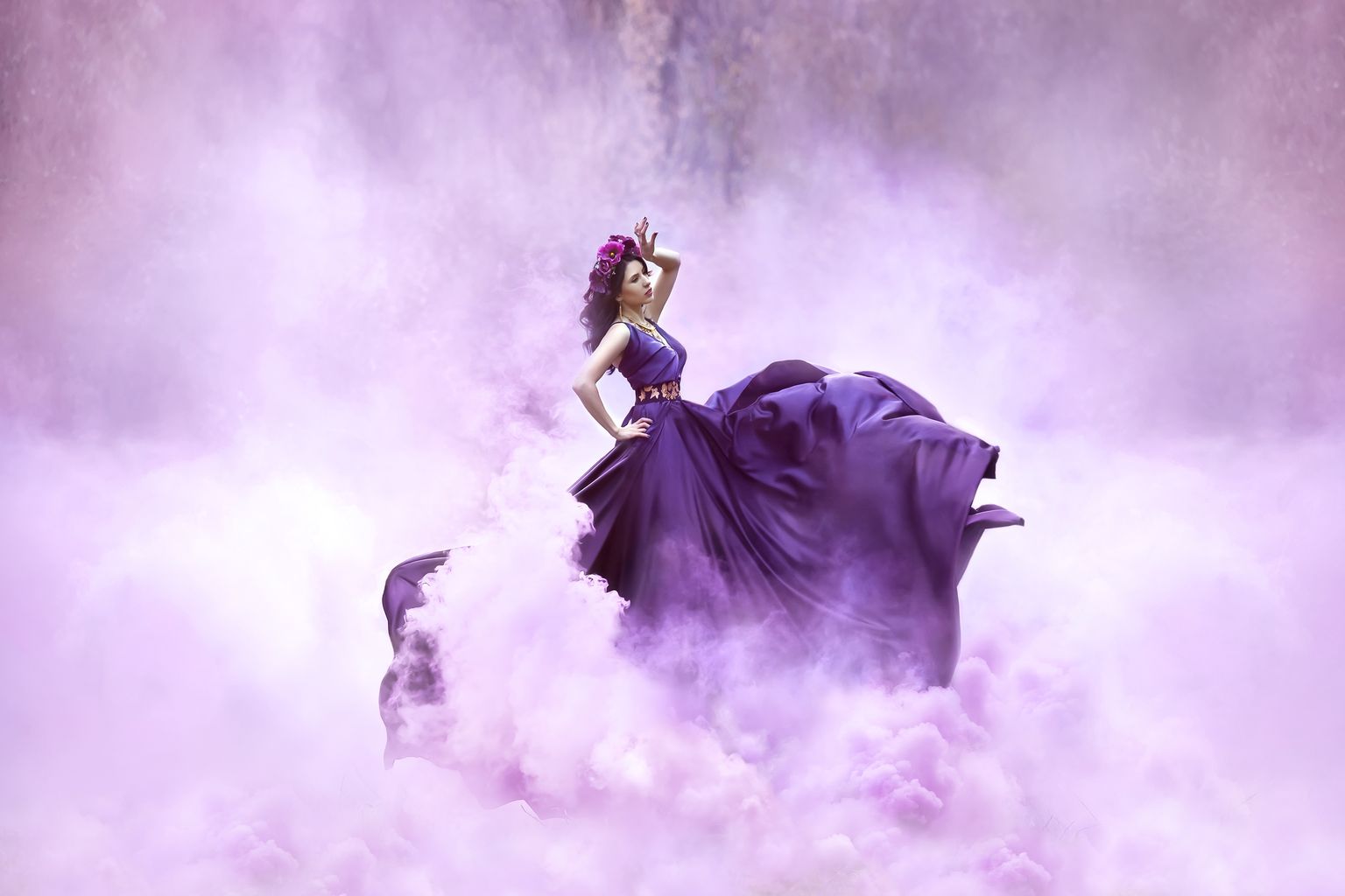 Женщина в платье цвета лаванды. Иллюстративное фото